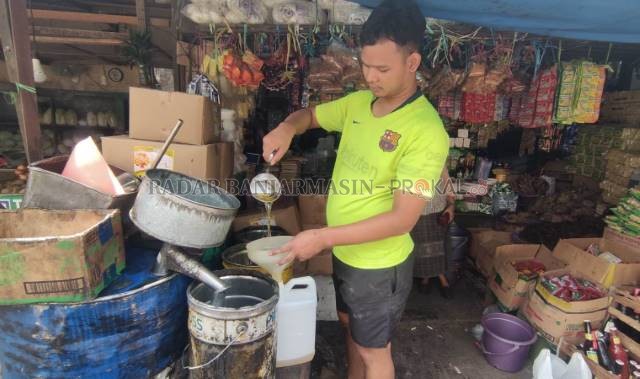 MAHAL: Pedagang minyak goreng curah di Pasar Sentra Antasari. | FOTO: ENDANG SYARIFUDDIN/RADAR BANJARMASIN