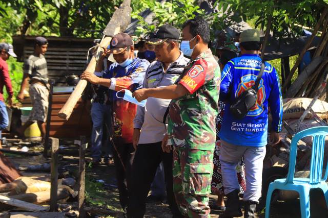 SINERGI: Jajaran Kelurahan Landasan Ulin Utara, Koramil 1006-12/LA dan relawan gotong royong memperbaiki rumah warga.