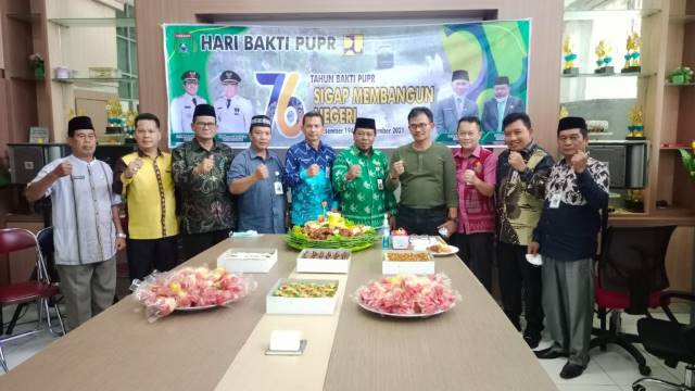 SEMANGAT: Kadis PUPR Subhansyah (tengah) foto bersama bawahannya usai memperingati Hari PUPR ke 76, Jumat (3/12).