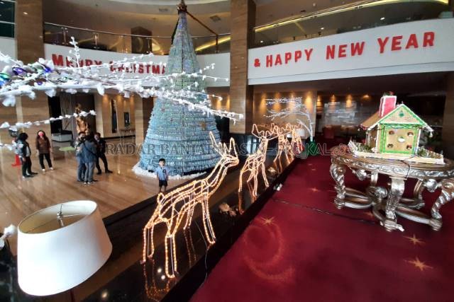 UNIK: Pohon Natal raksasa dari lima ribu botol plastik bekas ini bisa ditemui di lobi Galaxy Hotel di Jalan Ahmad Yani kilometer 2,5. | FOTO: WAHYU RAMADHAN/RADAR BANJARMASIN