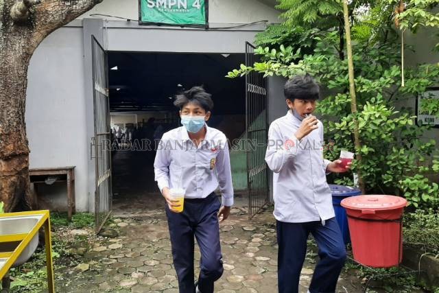 JAJAN: Pelajar SMP di Banjarmasin membeli makanan dan minuman di kantin sekolah. Sejak penurunan level PPKM, sekolah kembali dibuka.