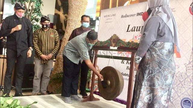 DIBUKA: Kasi Pengembangan SDM Disbudpar Kota Banjarmasin Ponidi Yusuf memukul gong tanda diluncurkannya event Jogja Istimewa & Kopi Nusantara Bersama UMKM, selama sebulan ke depan.