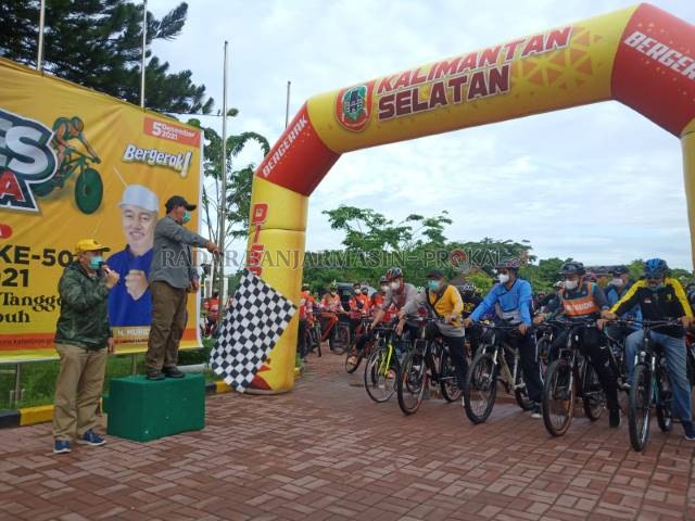 PELEPASAN: Rombongan gowes SKPD dilepas Gubernur Kalsel, Sahbirin Noor di Banjarmasin, kemarin (5/12) pagi.