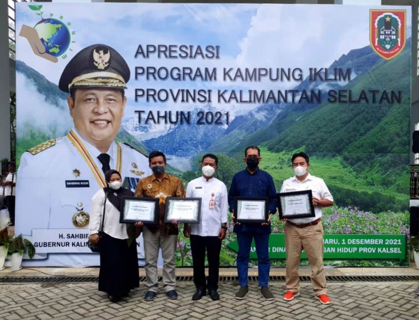 PENGHARGAAN : Jajaran Adaro Group berpose bersama usai menerima penghargaan.