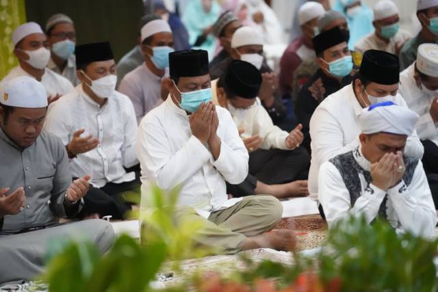 KHUSYUK: Gubernur Kalsel Sahbirin Noor menghadiri acara doa bersama di Gedung Mahligai Pancasila, Banjarmasin, Sabtu (4/12) malam. | FOTO: HUMAS PEMPROV KALSEL