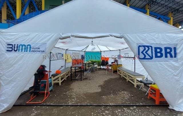 KOSONG: Suasana di Posko Induk Stadion Murakata nampak lengang, Minggu (5/12) siang. Keseriusan Pemkab HST menangani banjir dipertanyakan banyak pihak. | FOTO: JAMALUDIN/RADAR BANJARMASIN