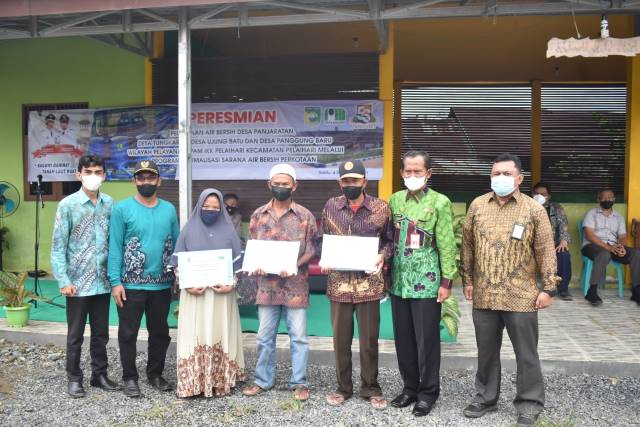 BERIKAN: Bupati Tala HM Sukamta didampingi Kepala Desa Panjaratan, Direktur PDAM Tala dan Kepala Satuan Kerja Pelaksanaan BPPW Kalsel foto bersama dengan warga penerima akses layanan air bersih