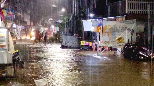AIR ROB: Luapan air rob di Banjarmasin, Minggu (5/12) malam. Otoritas setempat mengatakan tingginya air laut akan terus berlangsung hingga 12 Desember mendatang. | FOTO: M OSCAR FRABY/RADAR BANJARMASIN