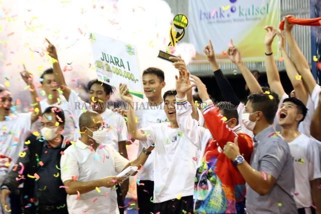 JUARA: Roosters menaklukkan Sunday Morning dalam malam final di Suria Arena, Minggu (5/12).