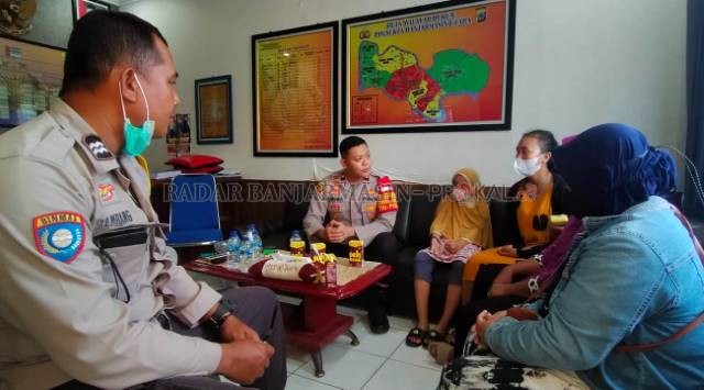MELAPOR: Ibu korban, Munawarah dan saksi mata, Siti Aidah saat melapor ke Polsek Banjarmasin Utara, kemarin (7/12) pagi. | FOTO: MAULANA/RADAR BANJARMASIN