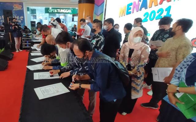 TEKEN MOU: SMK dan perguruan tinggi meneken nota kesepahaman untuk terlibat dalam program Menara Vokasi. | FOTO: ENDANG SYARIFUDDIN/RADAR BANJARMASIN