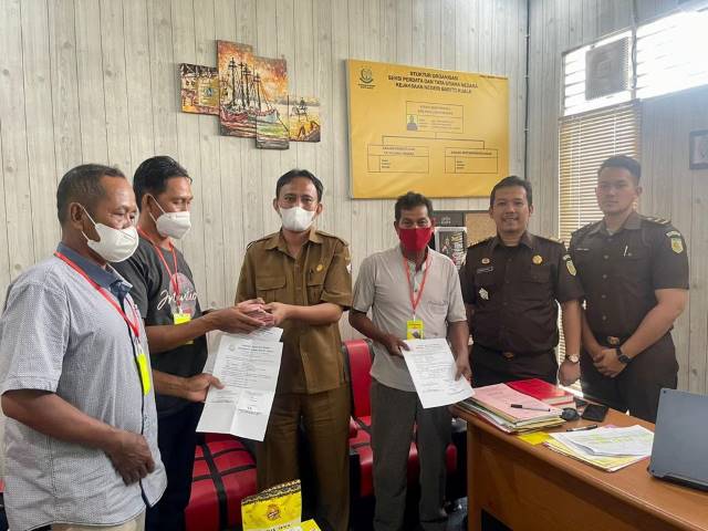 BAYAR TUNGGAKAN: Salah satu Gapoktan yang langsung melakukan pembayaran tunggakan pupuk usai dipanggil Kejaksaan Negeri Batola. | Foto: Kejaksaan Negeri Batola for Radar Banjarmasin.