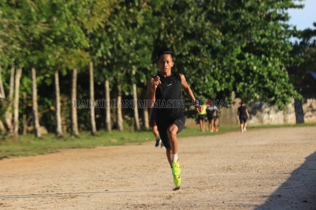 TARGET MENANG: Tim Atletik Kota Banjarmasin saat berlatih di Stadion Lambung Mangkurat.