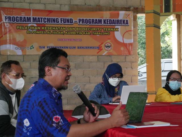 PELATIHAN: Tim Peternakan Universitas Lambung Mangkurat (ULM) saat memberikan pelatihan terkait biosecurity ternak di Ponpes Al Islam,Desa Kambitin, Tabalong, Jumat (3/12).  | FOTO:  ULM FOR RADAR BANJARMASIN