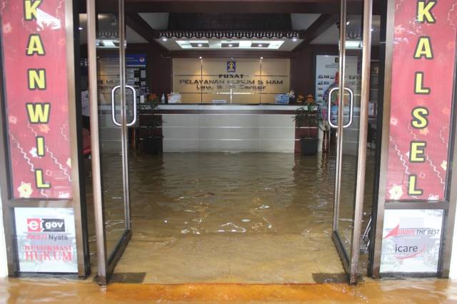 GANGGU PELAYANAN: Air merembes masuk ke Kantor Wilayah Kemenkumham Kalsel di Kayu Tangi. Layanan publik pun terganggu