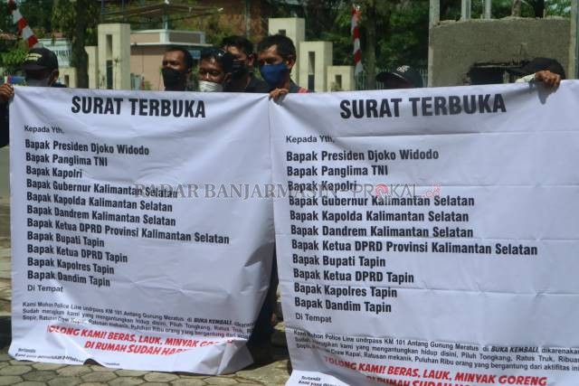 SURAT TERBUKA: Para sopir angkutan membuat surat terbuka berupa spanduk. Surat tersebut dibawa ke kantor dewan dan dipasang di jalan A Yani Kilometer 101. | Foto by Rasidi Fadli