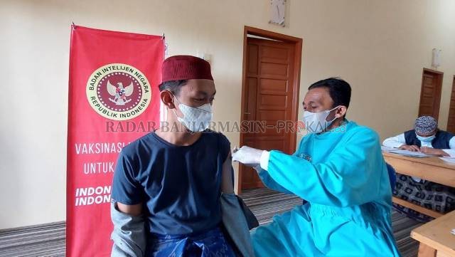 SUNTIK: Santri di Ponpes Al-Muhajirin Pemangkih disuntik vaksin Pfizer dosis dua, Kamis (9/12). | FOTO: JAMALUDDIN/RADAR BANJARMASIN