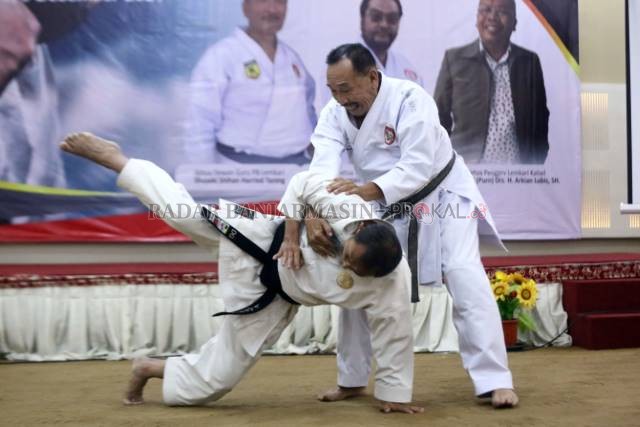 UNJUK JURUS: Aksi Ketua Dewan Guru Besar Lemkari, Shuseki Shihan Harried Taning saat menunjukkan kemampuannya di sela-sela upacara pelantikan Pengprov Lemkari Kalsel, kemarin (12/9) pagi.