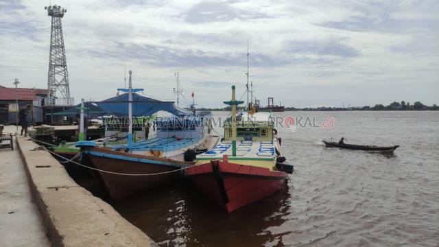 BANJAR RAYA: Pelabuhan Perikanan Banjarmasin di Jalan Barito Hulu. Gelombang tinggi mengurangi jumlah kapal ikan yang sandar di sini. | FOTO: ENDANG SYARIFUDDIN/RADAR BANJARMASIN
