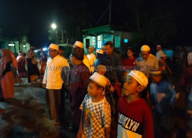 TRADISI: Warga Jalan Kuin Utara, tua dan muda berkumpul di Masjid Sultan Suriansyah, Kamis (9/12) malam. | FOTO: ENDANG SYARIFUDDIN/RADAR BANJARMASIN