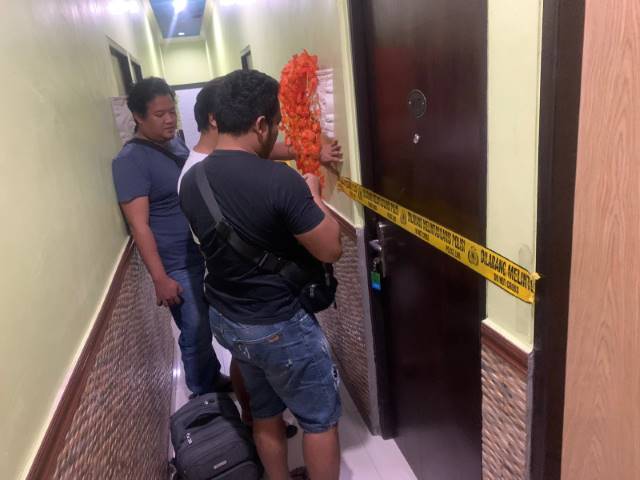 SERANGAN JANTUNG: Aparat Polres Kotabaru memasang police line di kamar 107 Hotel Graha Mandiri Kotabaru.