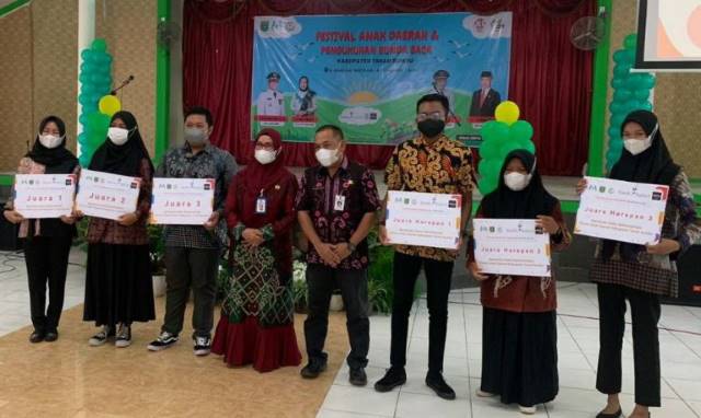 KREATIF: Para pemenang Lomba Film Pendek foto bersama dengan panitia di Kecamatan Simpang Empat, Kamis (9/12) lalu.