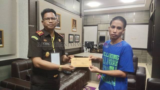 PENGHENTIAN KASUS: Kajari Balangan La Kanna (kiri) menyerahkan surat berita acara RJ kepada Samsul.