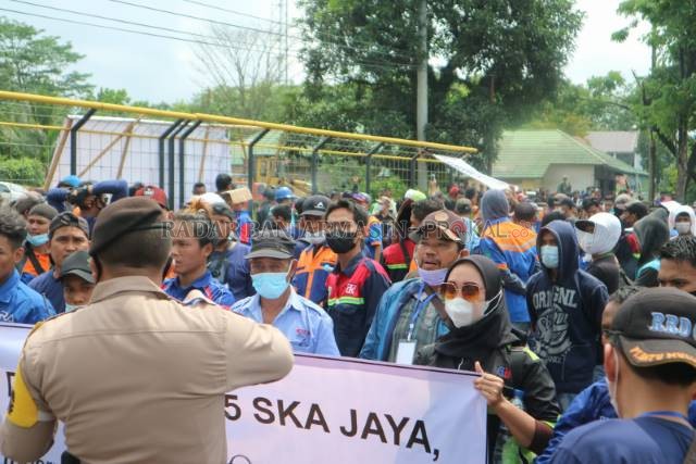 BLOKADE: Jalan A Yani Kilometer 101 sempat ditutup para sopir angkutan yang menggelar aksi, menuntut pembukaan jalan Hauling yang ditutup. | Foto: Rasidi Fadli/Radar Banjarmasin