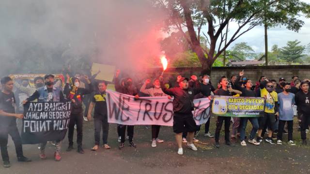TURUN KE JALAN: Barito Mania berorasi di Kantor PT Putera Barito Berbakti untuk mengkritisi performa Barito Putera di Liga 1.
