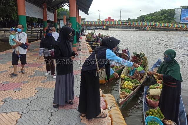 NORMAL YANG BARU: Bukan hanya pembeli, pedagang di Pasar Terapung juga diwajibkan mengenakan masker. Jika tak ada aral, pekan depan, objek wisata andalan Banjarmasin ini sudah dibuka. | FOTO: WAHYU RAMADHAN/RADAR BANJARMASIN