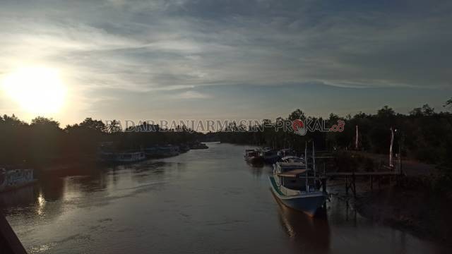 DILARANG MELAUT: Sejumlah kapal nelayan saat sandar di Kecamatan Takisung, Kabupaten Tanah Laut barubaru tadi. | FOTO:  SUTRISNO/RADAR BANJARMASIN