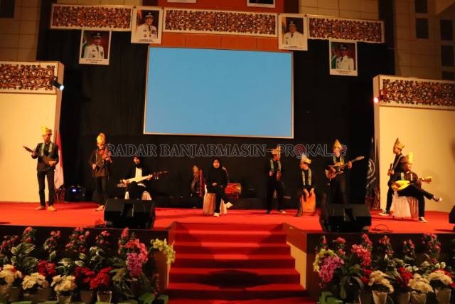 BANGKITKAN BUDAYA: Anggota Gelas Budaya Tapin tampil menghibur penonton pada pergelaran seni. | Foto: Rasidi Fadli/Radar Banjarmasin