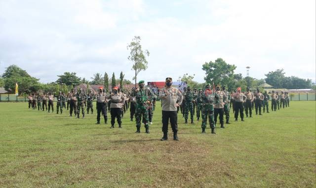 PERTAMA KALINYA: Puluhan siswa Dikmaba TNI dan Diktuba Polri mengikuti apel pembukaan Pendidikan dan Pelatihan (Diklat) integritas TNI-Polri di Lapangan Secaba Rindam VI/Mulawarman Gunung Kupang Cempaka Banjarbaru kemarin. | FOTO: MUHAMMAD RIFANI/RADAR BA