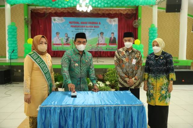 LITERASI: Bupati Tanbu HM Zairullah Azhar (dua dari kiri) mengukuhkan Bunda Baca, sekaligus peluncuran aplikasi iTanbu, Kamis (9/12).