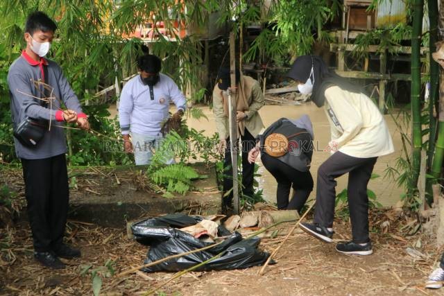 BERSIH-BERSIH: Para pemuda yang tergabung dalam berbagai komunitas melakukan bersih-bersih Bantaran Sungai Tapin. | Foto: Rasidi Fadli/Radar Banjarmasin
