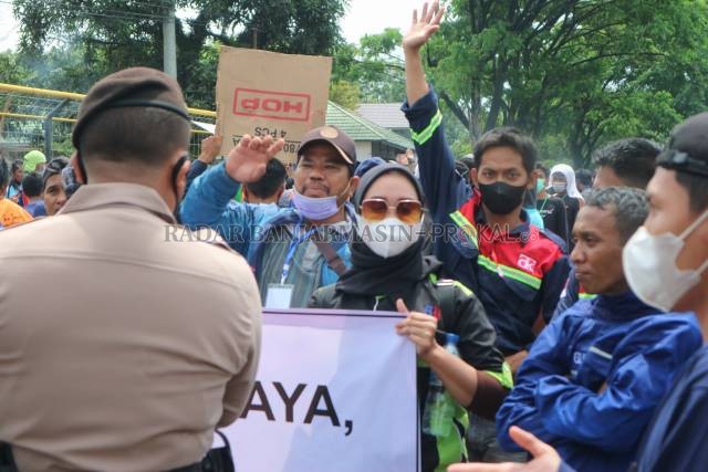 DITUTUP: Jalan nasional di Kilometer 101 Desa Tatakan Kecamatan Tapin Selatan diblokade peserta demo. Aksi ini secara spontan dilakukan massa yang memprotes penutupan jalan hauling. | Foto: Rasidi Fadli/Radar Banjarmasin