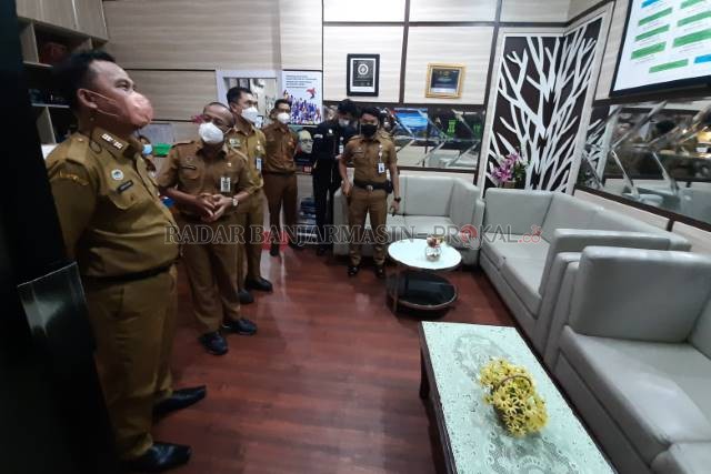 KONSOLIDASI: Sekdako Banjarmasin, Ikhsan Budiman mengunjungi kantor Dinas Kesehatan Banjarmasin, kemarin (13/12). | FOTO: WAHYU RAMADHAN/RADAR BANJARMASIN