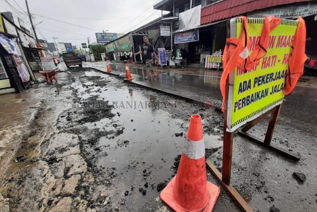 ASPAL TERKELUPAS: Perbaikan jalan rusak di Jalan Cemara, Banjarmasin Utara pada awal Desember tadi. | FOTO: WAHYU RAMADHAN/RADAR BANJARMASIN