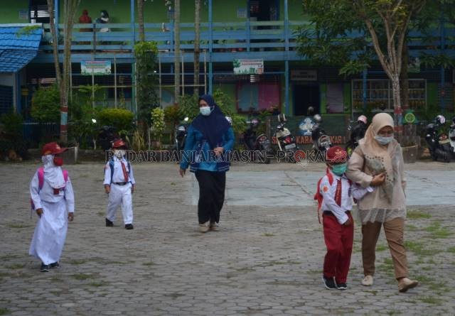 AWASI: Dinas Pendidikan Banjarmasin meminta orang tua untuk tepat waktu saat mengantar dan menjemput anaknya di sekolah. | FOTO: WAHYU RAMADHAN/RADAR BANJARMASIN