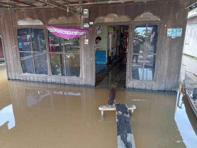 TERGENANG AIR: Warga Desa Hakurung Dalam membuat titian dalam rumah supaya bisa beraktivitas.