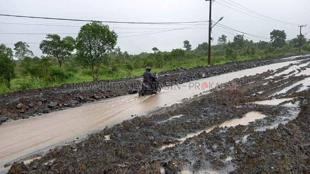 TAMBAH PARAH: Seorang pengendara melintas di Jalan Liang Anggang-Bati-Bati. Balai Pelaksana Jalan Nasional Wilayah XI Banjarmasin mengancam akan mendenda kontraktor yang mengerjakan proyek ini.
