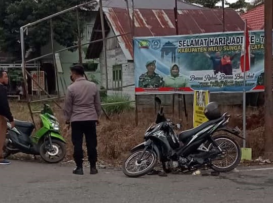 EVAKUASI: Peristiwa tabrakan beruntun di Jalan Bukhari, Desa Simpur, Kabupaten HSS.
