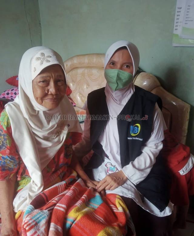 SEBATANG KARA: Ani, nenek berusia 60 tahun dan tinggal sebatang kara di Landasan Ulin Banjarbaru meminta bantuan bisa dipertemukan dengan keluarganya yang berada di Jakarta usai belasan tahun putus komunikasi. Inset foto Ani semasa muda. | Foto: Muhammad