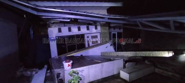 TURUN: Pondasi rumah di Jalan Pramuka ini turun sedalam 1,5 meter. Syukur, penghuni diselamatkan para tetangga. | FOTO: MAULANA/RADAR BANJARMASIN