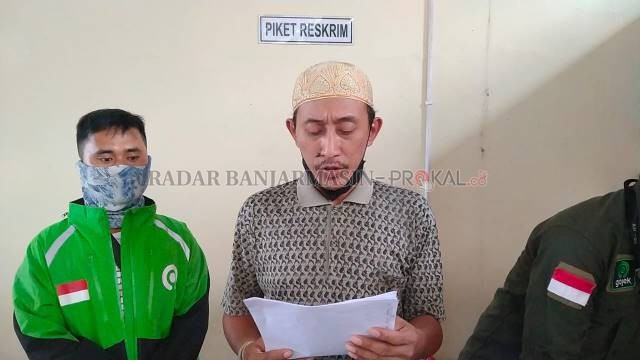 SEMOGA JERA: Cece membacakan surat pernyataan di samping korbannya, Mursidi. Cece berjanji takkan mengulangi perbuatannya. | FOTO: MAULANA/RADAR BANJARMASIN