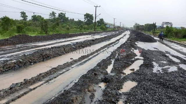 HANCUR: Proyek rehabilitasi ruas jalan di Liang Anggang-Bati-bati yang mendapat sorotan dari banyak pihak karena dikerjakan serampangan. | FOTO: M OSCAR FRABY/RADAR BANJARMASIN