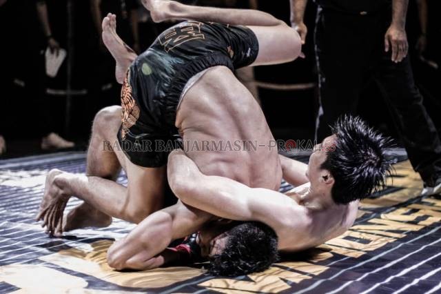 BERTARUNG: Aksi para petarung yang menjalani latihan bersama dan uji coba yang dilakukan di Jungle Coffee Banjarmasin.