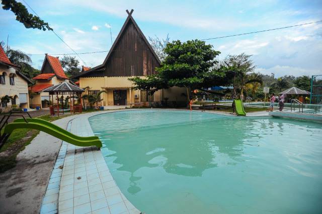 TETAP BUKA: Wisata pemandian air panas Tanuhi di Loksado tetap buka di Nataru.