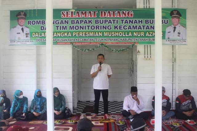 TEMPAT IBADAH: Camat Teluk Kepayang Joni Suwarno menyampaikan sambutan saat peresmian Musala di Dadap Kusan Raya, Rabu (15/12).
