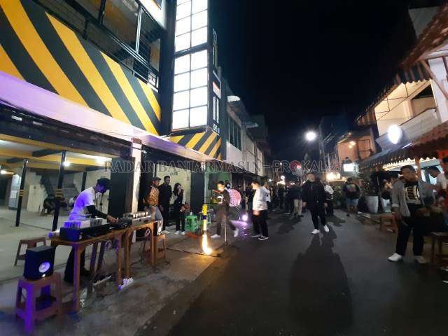 BERKEMBANG: Di tangan anak muda yang kreatif, kawasan Kota Lama yang dulu sepi dan horor, kini menjadi tempat nongkrong yang digandrungi anak muda Banjarmasin. | FOTO: WAHYU RAMADHAN/RADAR BANJARMASIN